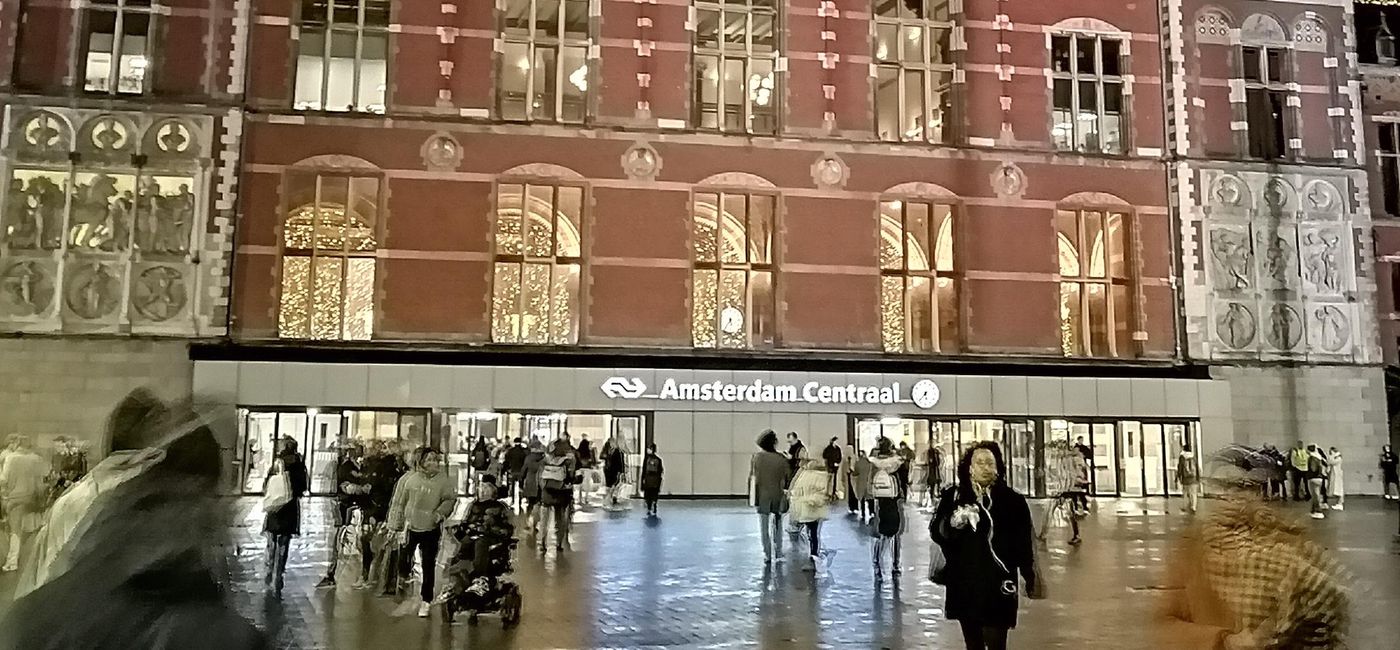 Image: Amsterdam Centraal Station at night. (Photo by Scott Hartbeck)