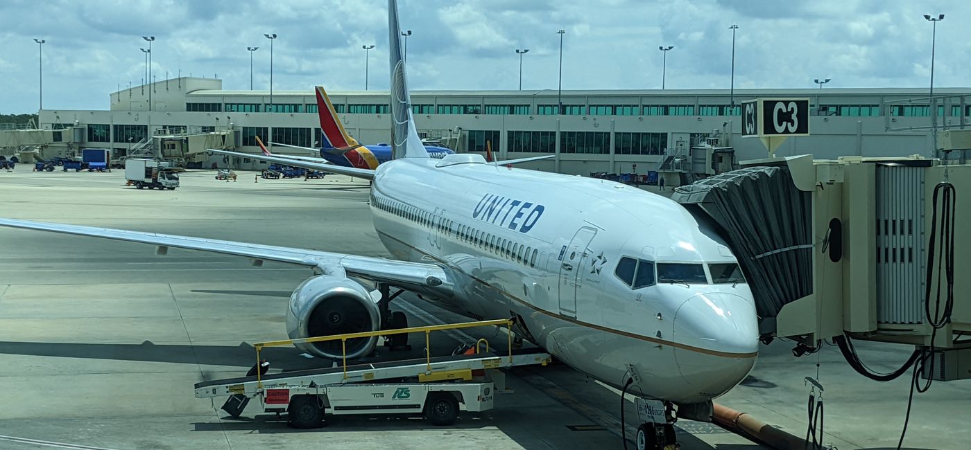 Image: United plane waiting for guests to board (photo by Eric Bowman)